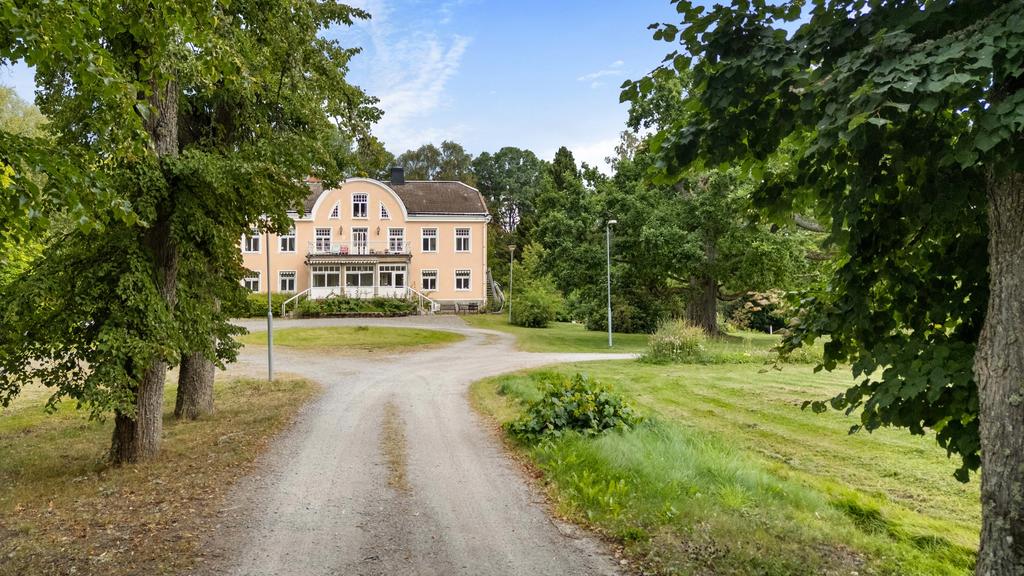 Allén mot huvudbyggnad