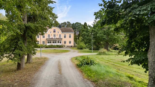 Allén mot huvudbyggnad