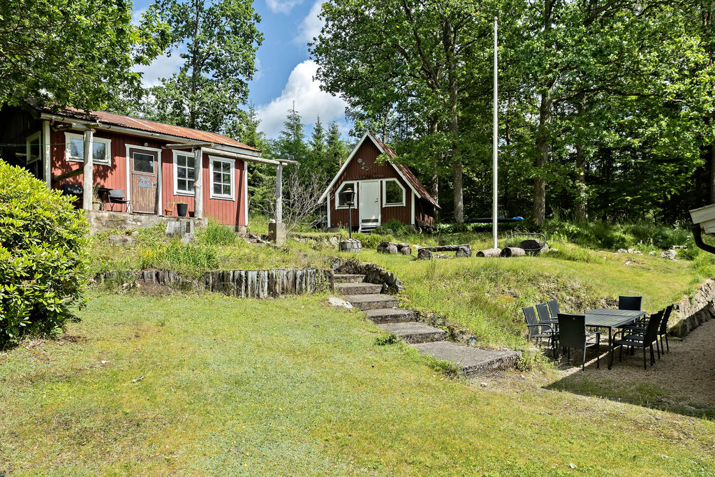 Gäststuga och förrådshus