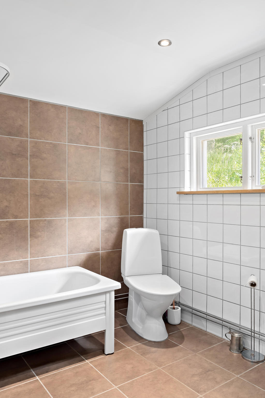Badrum med badkar och tvättmaskin