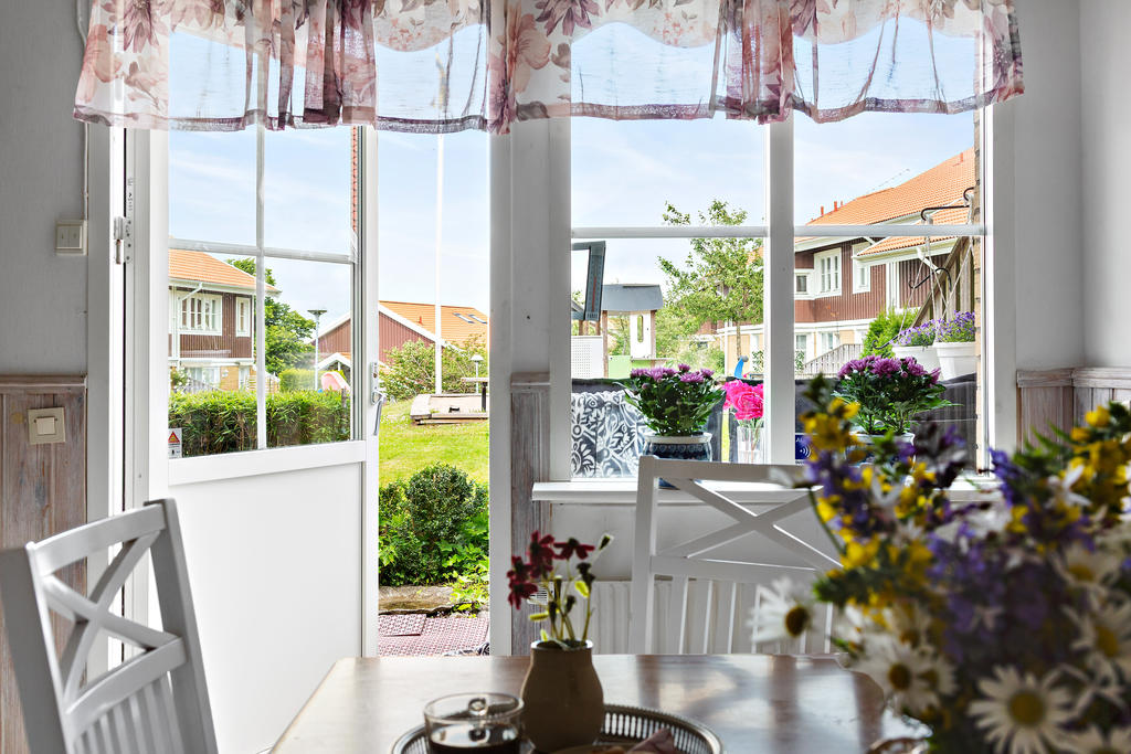 Kök med utgång till bostadens andra uteplats