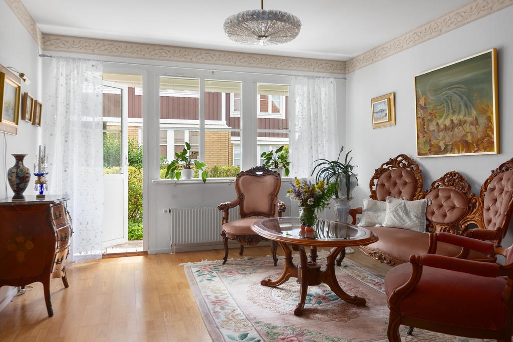 Vardagsrum med utgång till bostadens altan på framsidan