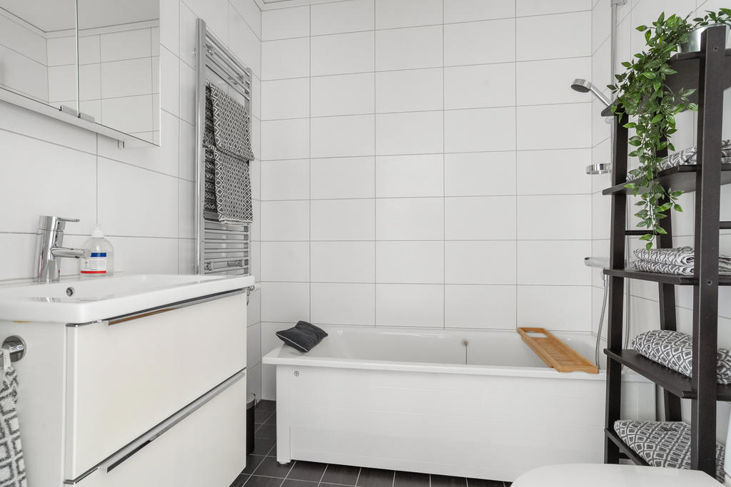 Badrum övervåning med badkar