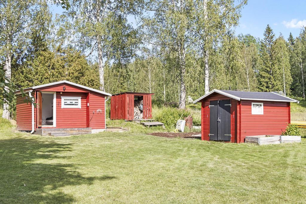 Gästhus/duschrum, vedbod samt redskapsbod.