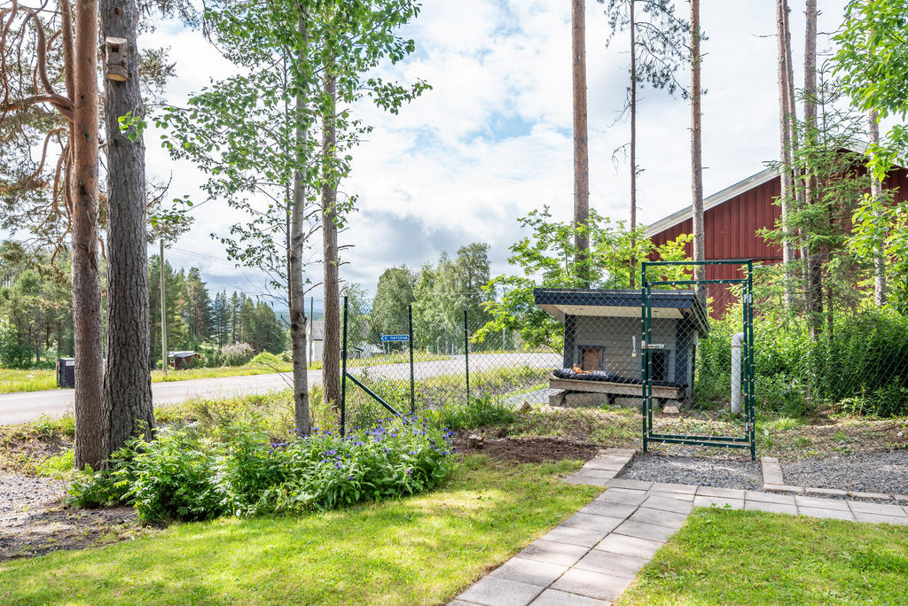 Här finns en hundgård till!