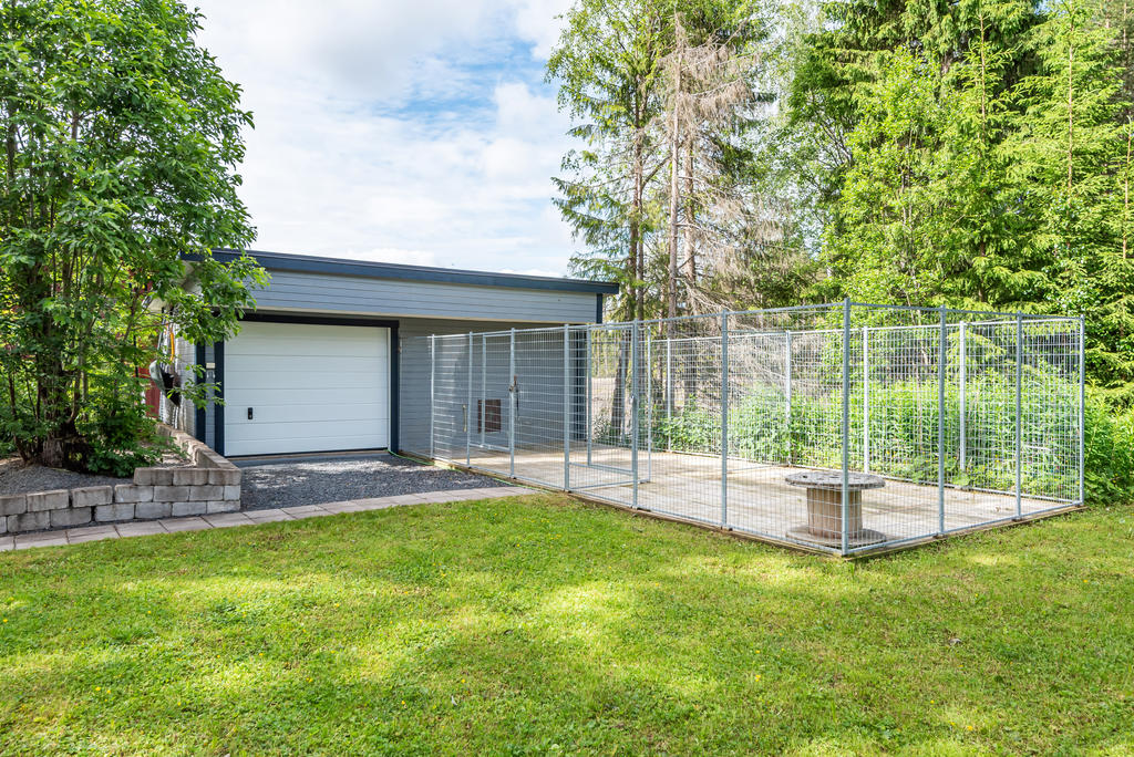 Garage med hundgård.