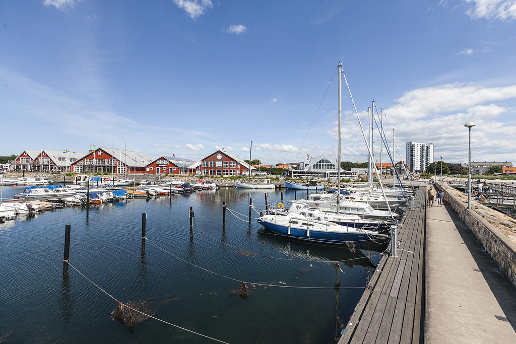 Småbåtshamnen med restauranger etc