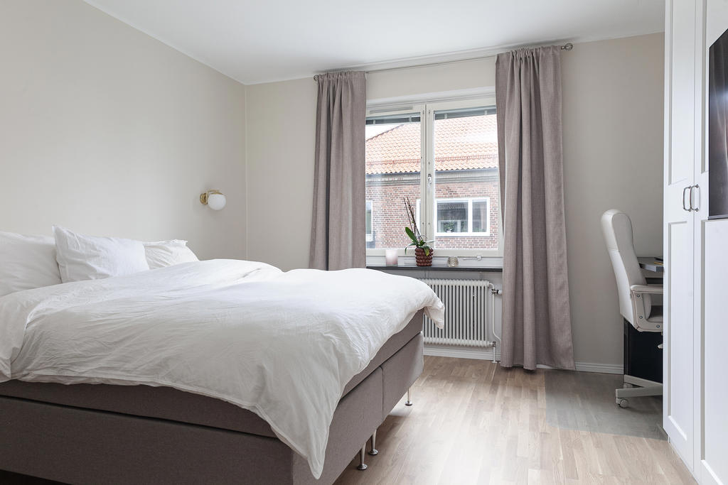 Stort luftigt sovrum med garderober och arbetshörna