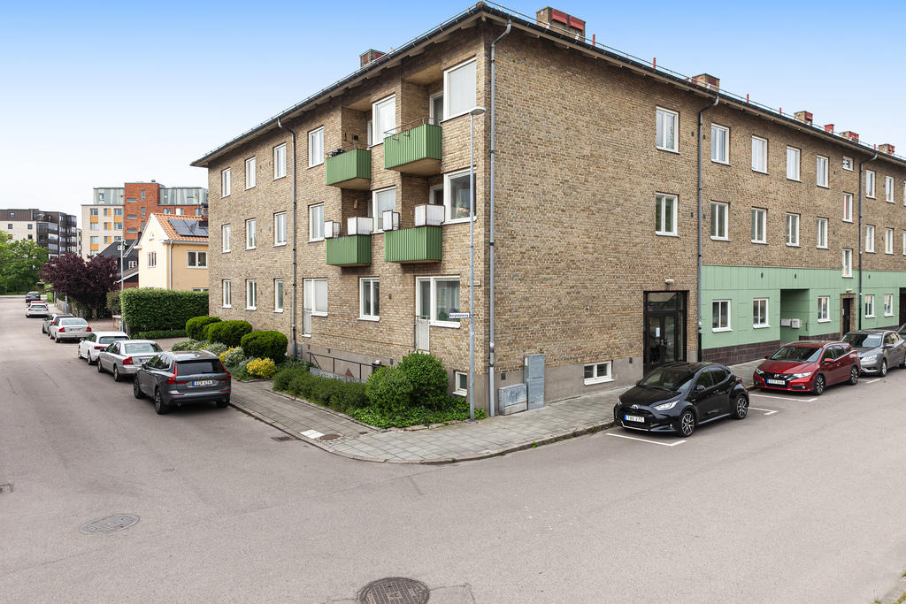 Högst upp i huset med härlig utsikt över hustak och parkens trädlinje