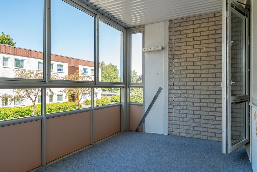 Stor inglasad balkong med skjutbara glaspartier