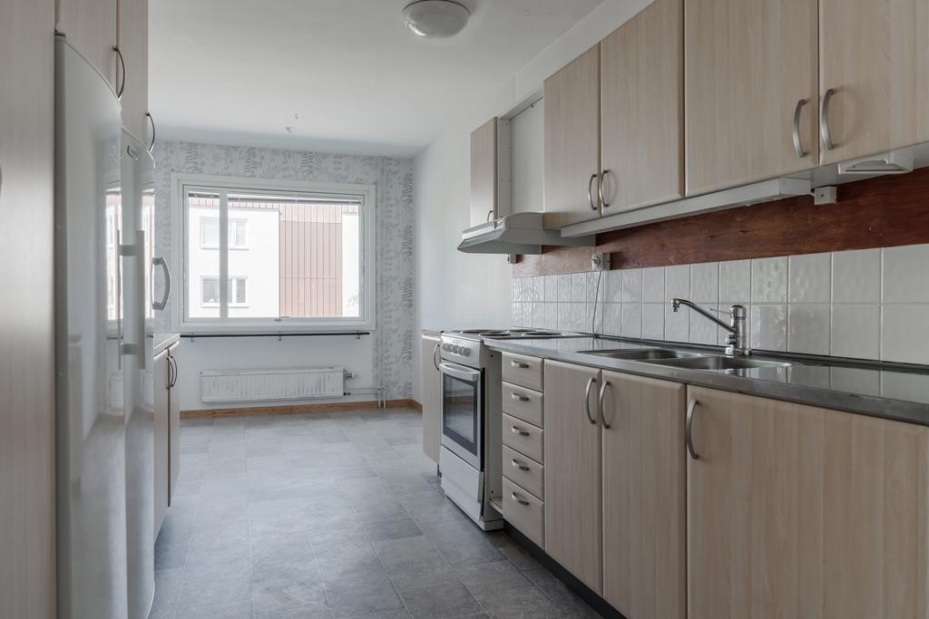 Kök med gott om plats för matbord