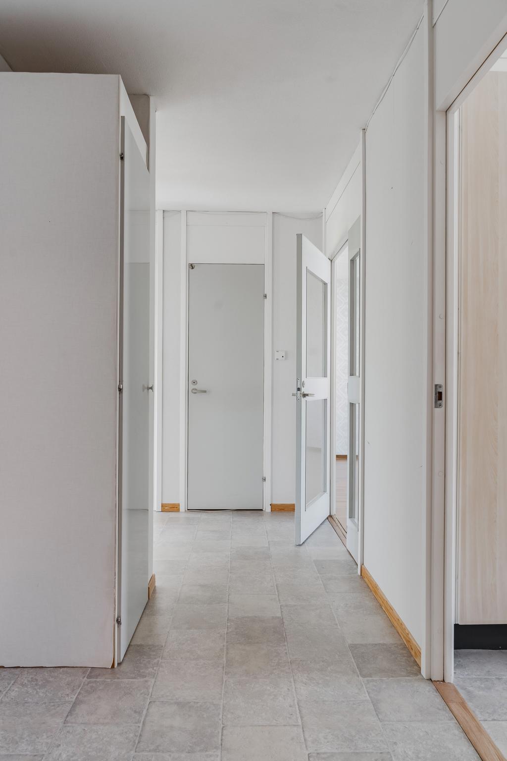 Rymlig entréhall med garderober 