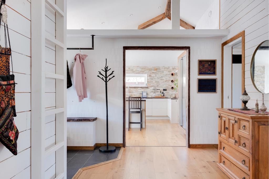 Högt i tak och synliga bjälkar ger huset karaktär