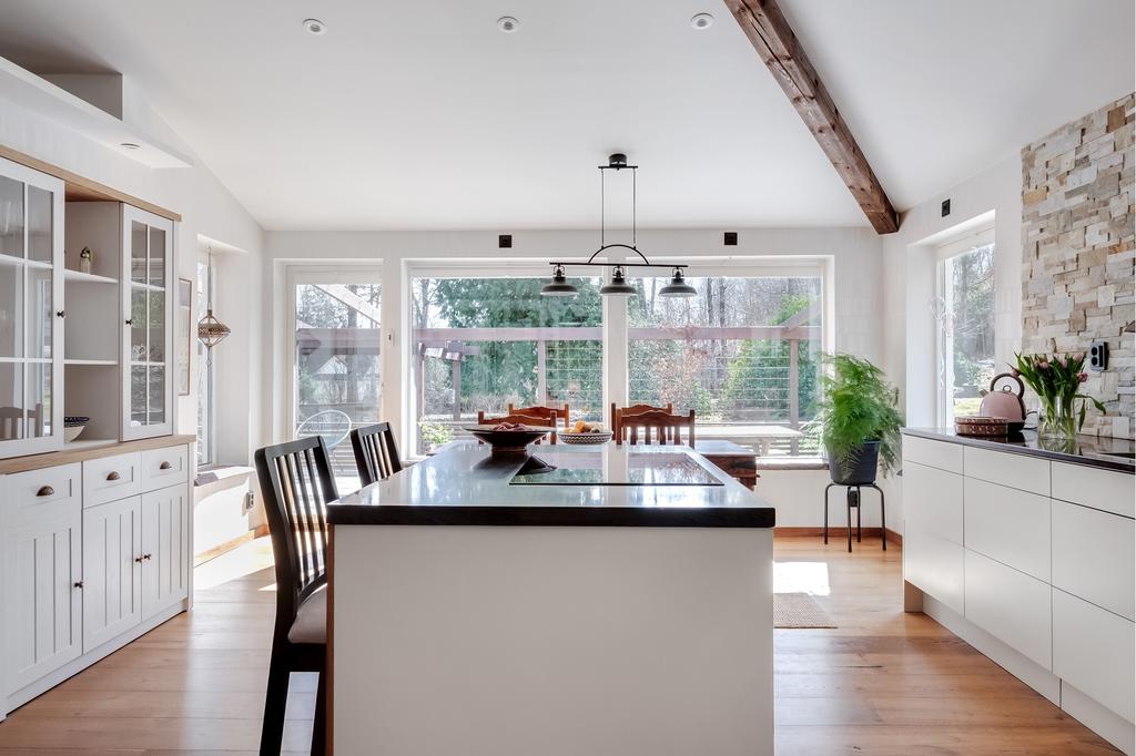 Stor köksö i mitten att hänga vid.