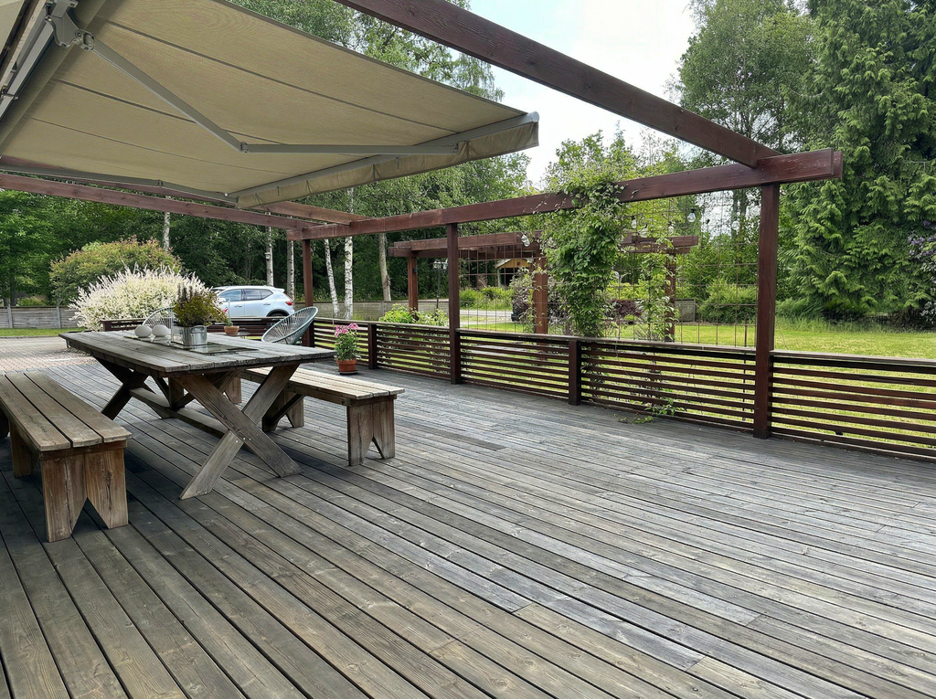 Här finns plats för många och markisen skuggar bra!