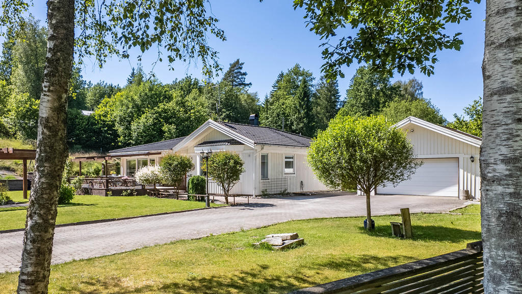 Bred fin uppfart med plats för dubbelgarage