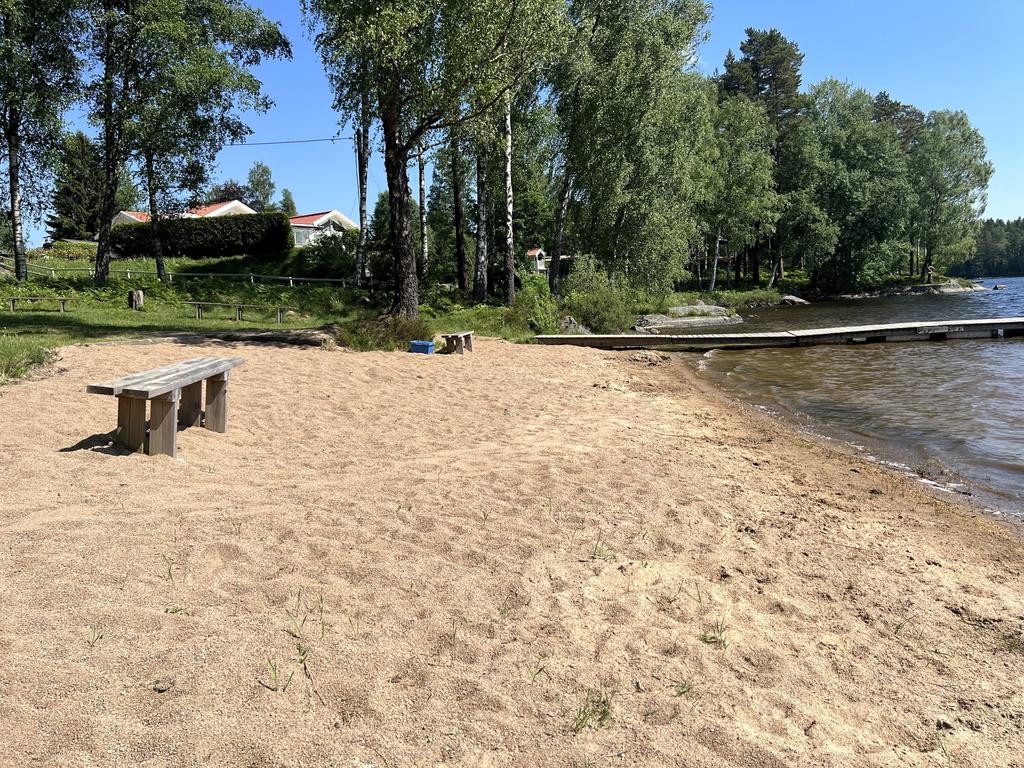Stranden för de små barnen och bryggan för de större