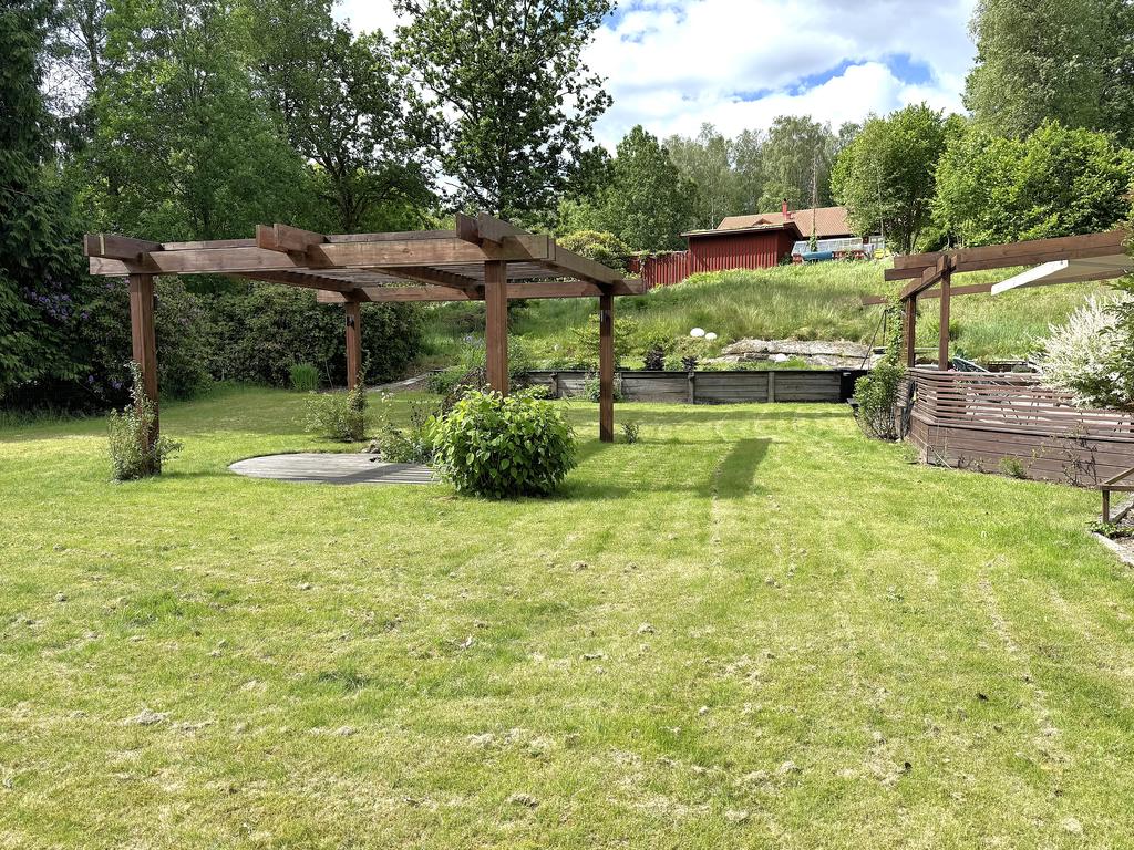 Härlig plan trädgårdstomt med plats för barnens lek och spel