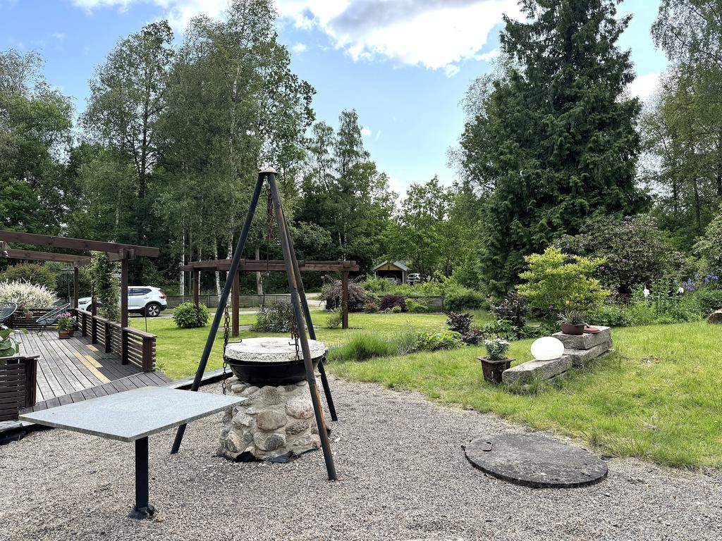 Mysig grillplats på kvällskvisten