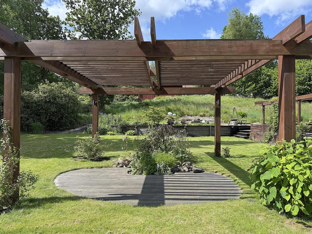 Vacker pergola att ta en morgonkaffe vid!