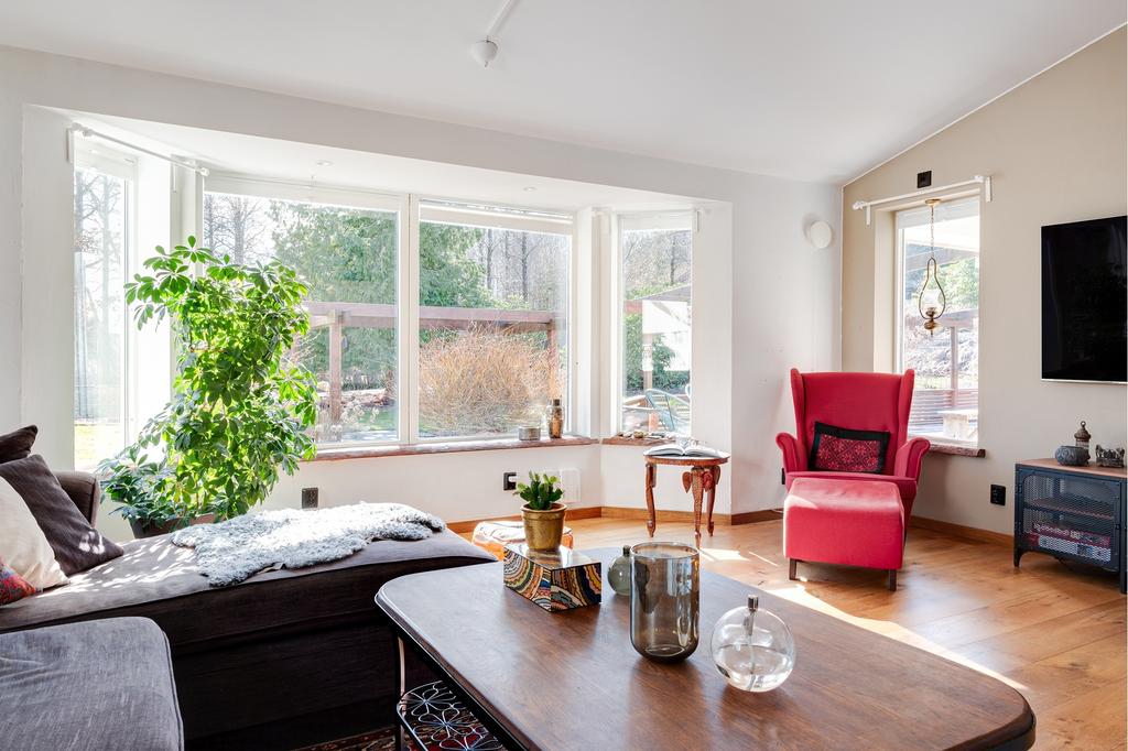 Stort fönsterparti ger fint ljus åt rummet