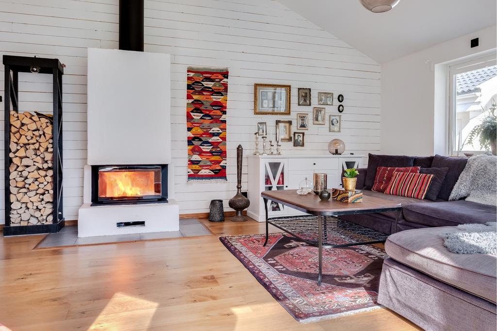 Härlig braskamin i vardagsrummet