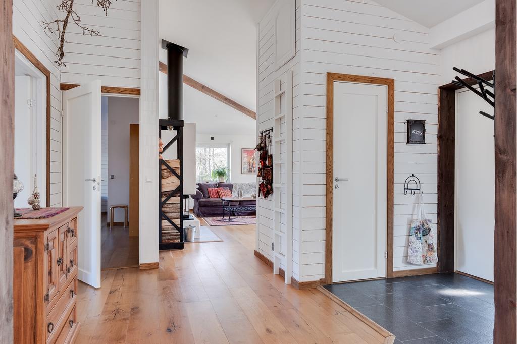 Hallen mot sovrum och vardagsrum