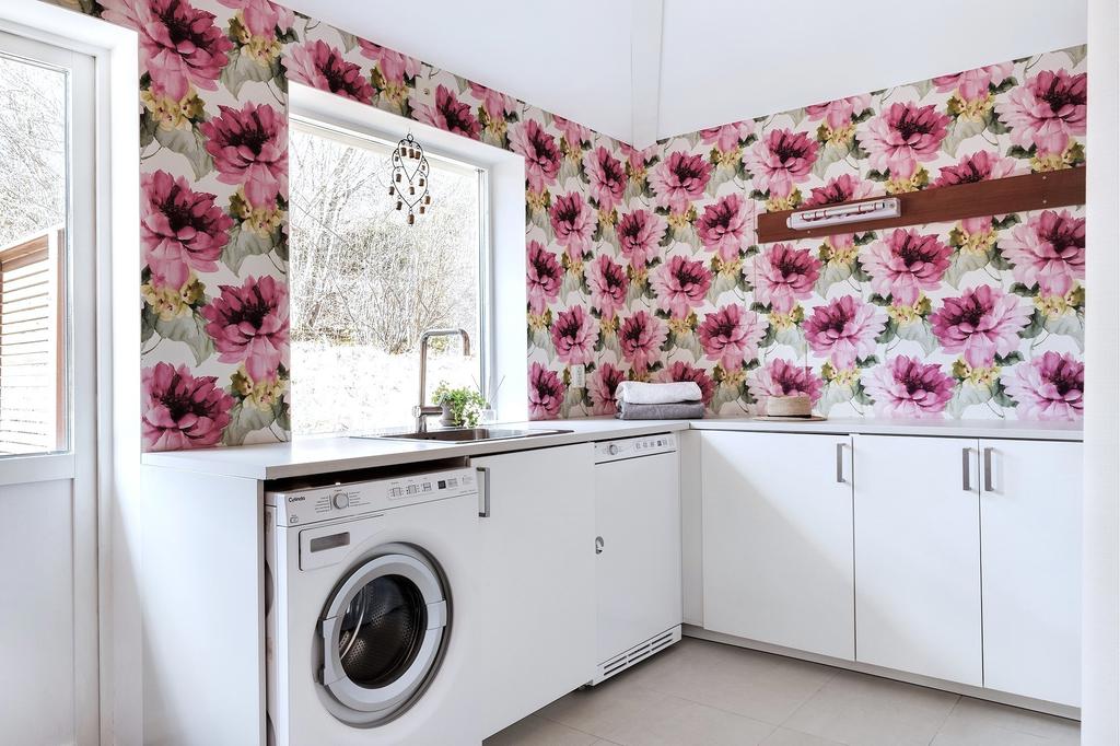 Färgsprakande tvättstuga med utgång till altanen.