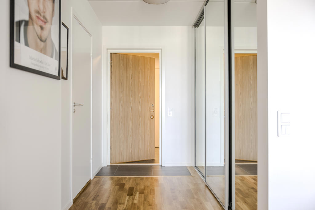 Entréhall med skjutgarderober