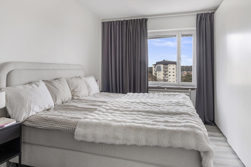 Rymligt sovrum med stor garderob 