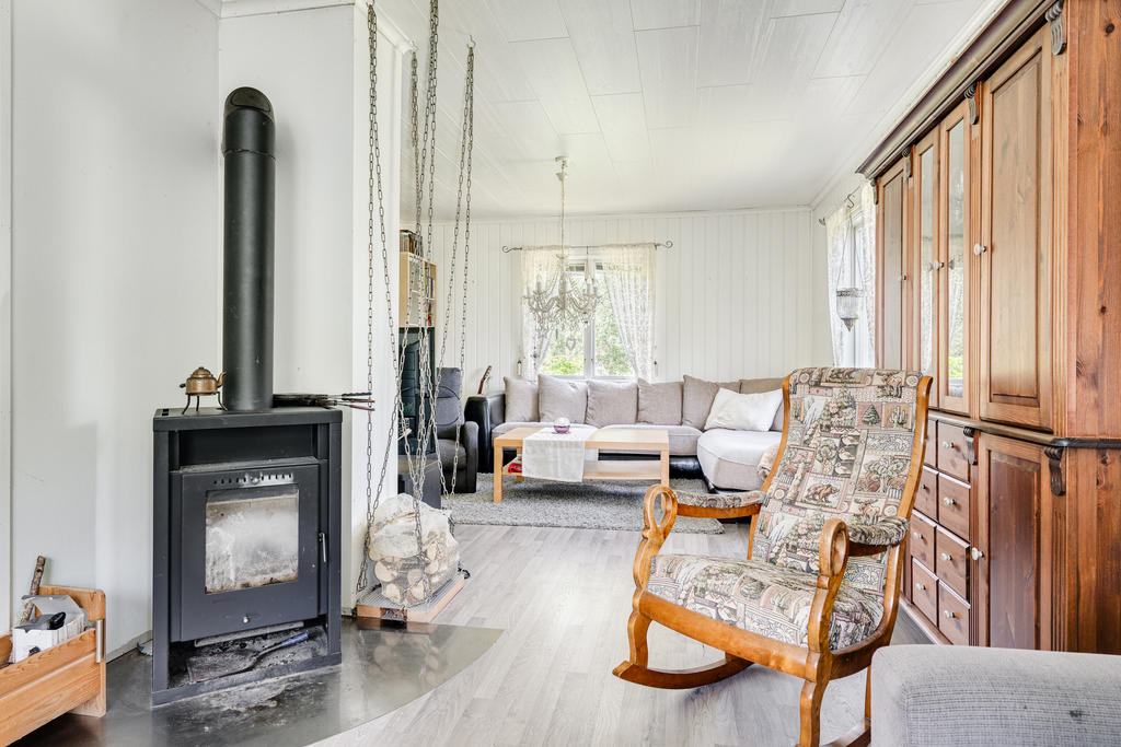 Kamin finns i vardagsrummet.