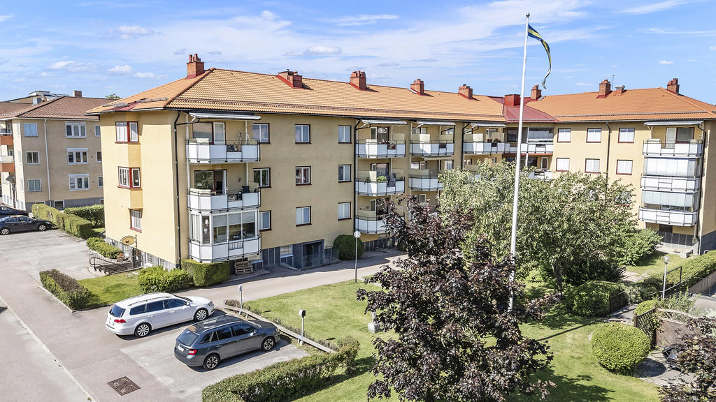 Balkongsida med grön innergård