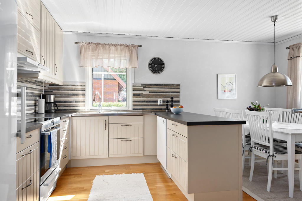Klassiskt kök i beige från IKEA med praktisk köksö