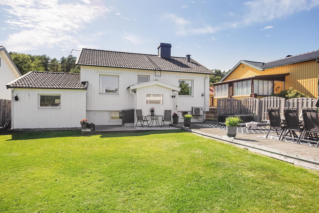 Baksidan av huset med dess insynsskyddade läge. 