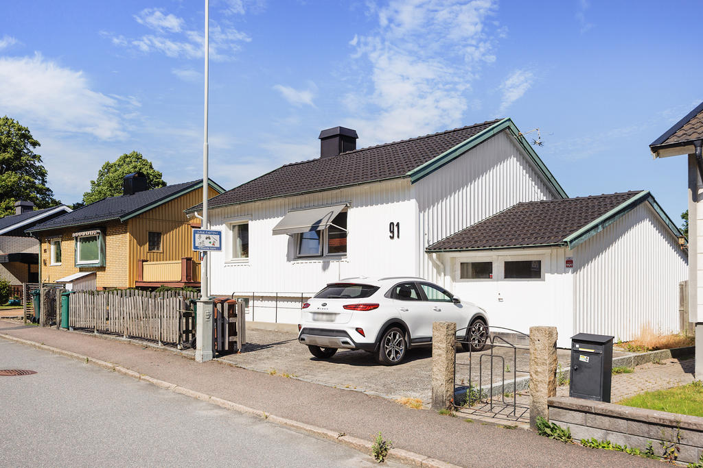 På framsidan är marken stenlagd. 