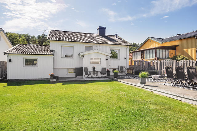 Baksidan av huset med dess insynsskyddade läge. 