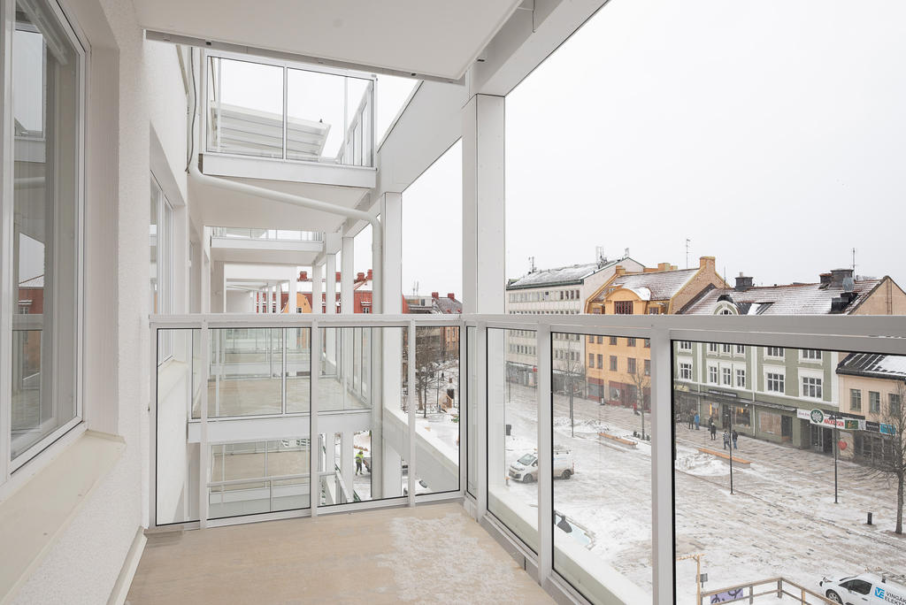 Alla lägenheter har balkong mot torget