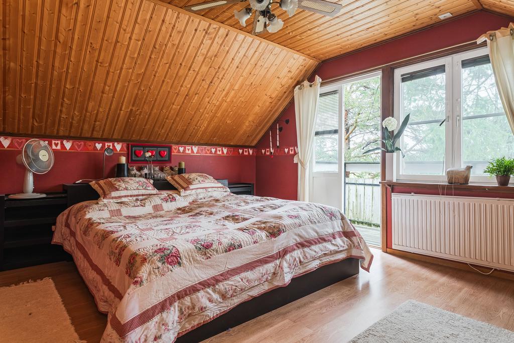 Ett av sovrummen på övre plan