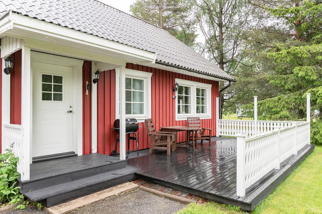 Trädäckad altan på framsidan