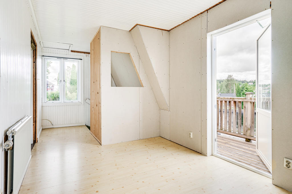 Övre hall. Utgång till balkong.