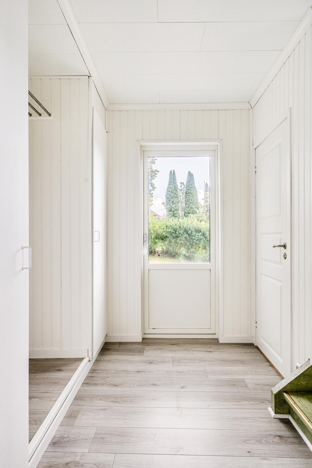 Hall med garderober. Utgång till  veranda.