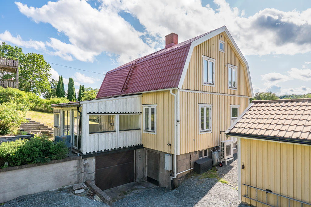 Tillbyggt garage.