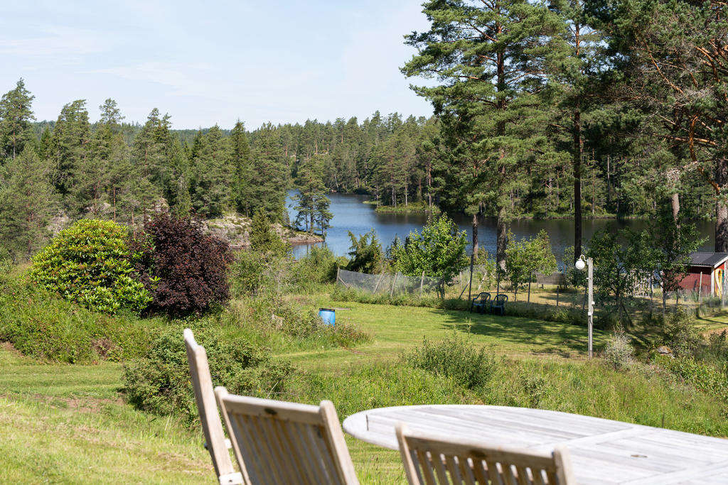 Vacker sjöutsikt från tomten.