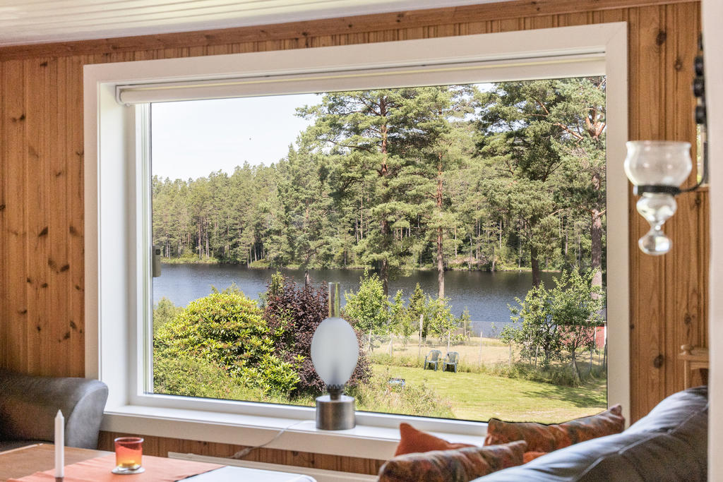 Rejält panoramaglas (från 2015) som erbjuder vacker sjöutsikt och fint ljusinsläpp.  