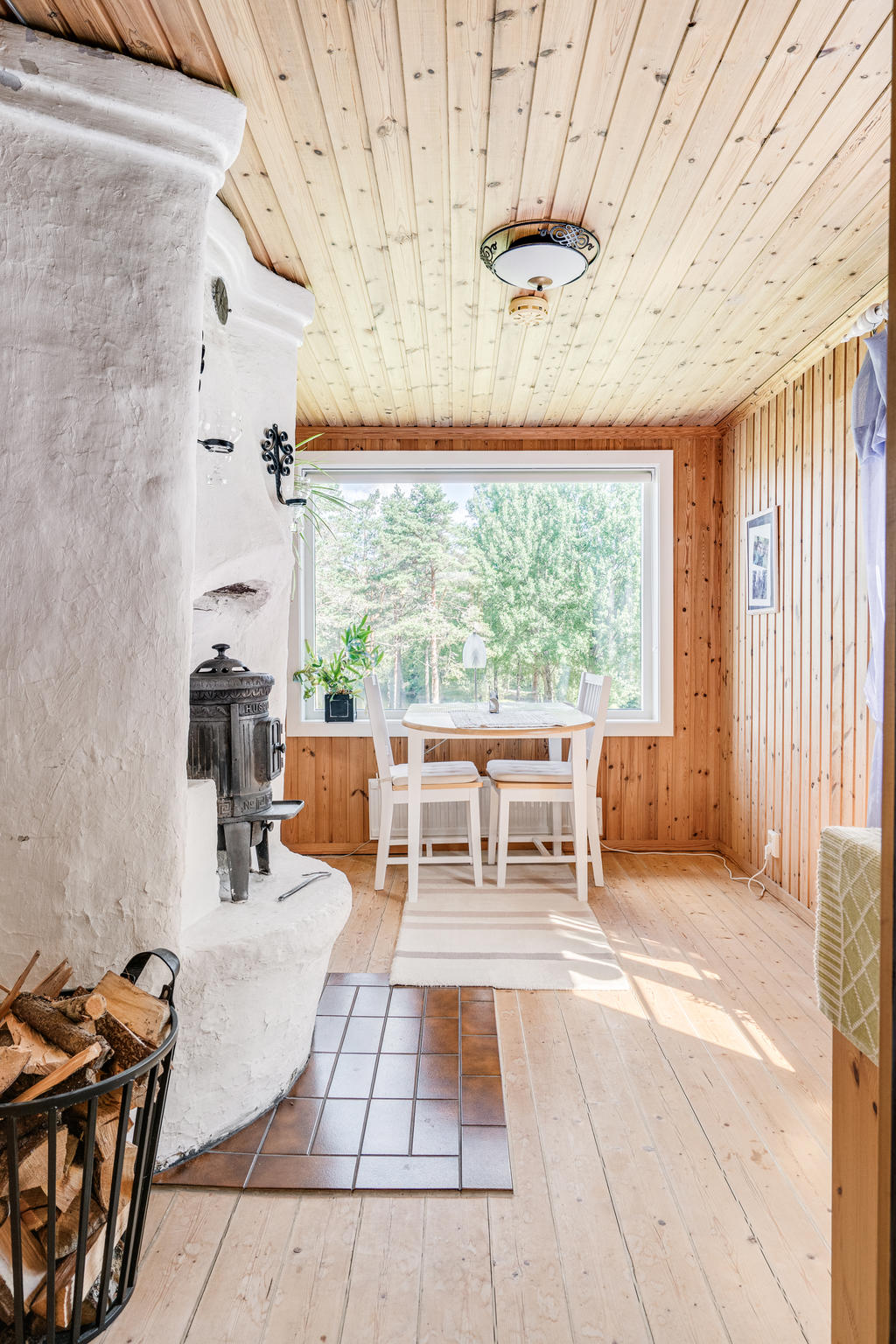 Allrum med panoramafönster och kamin.