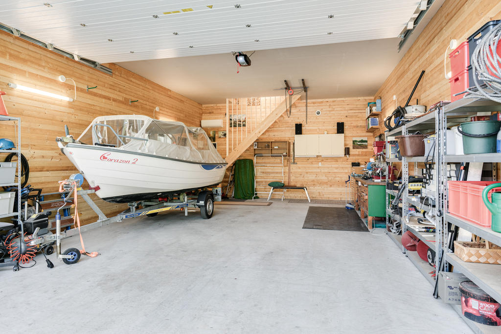 Garaget erbjuder gott om plast för både båt, bil och verktyg.