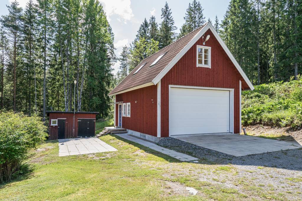 Påkostat garage om cirka 54 kvm med  takhöjd om 3,5 m med mekanisk port om 5x3 m och luftvärmepump.  Loft för gästrum/kontor/förvaring.3 st takfönster varav ett elektriskt (ej påkopplat).