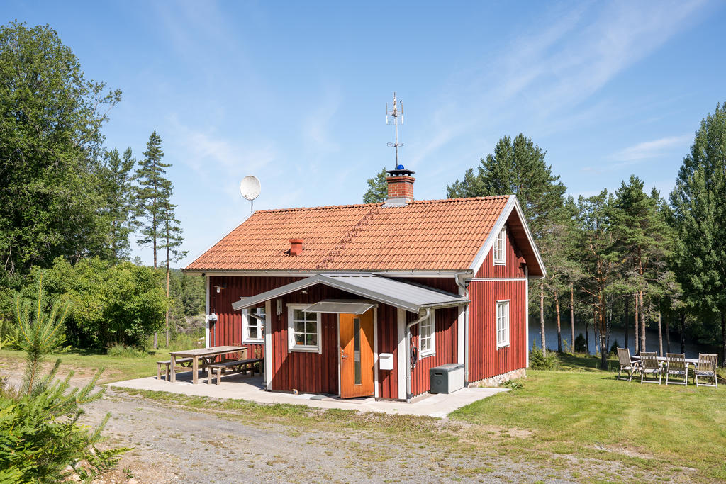 Varmt välkommen till  Rävmarken Rösvattsänden 1! Fantastiskt beläget enplanshus med inrett loft med skogen som granne och badrocksasvtånd till sjön Rösvattnet. Perfekt både som permanentboende och fritidshus.