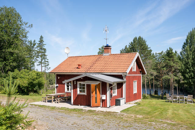 Varmt välkommen till  Rävmarken Rösvattsänden 1! Fantastiskt beläget enplanshus med inrett loft med skogen som granne och badrocksasvtånd till sjön Rösvattnet. Perfekt både som permanentboende och fritidshus.
