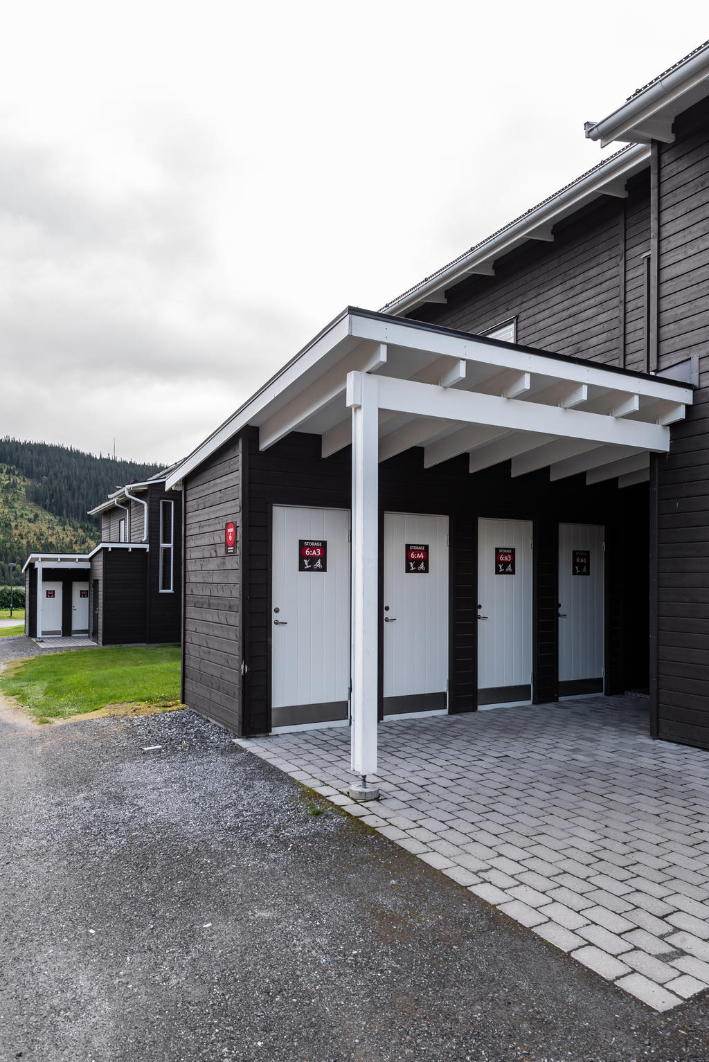 Praktiskt skidförråd intill entrén